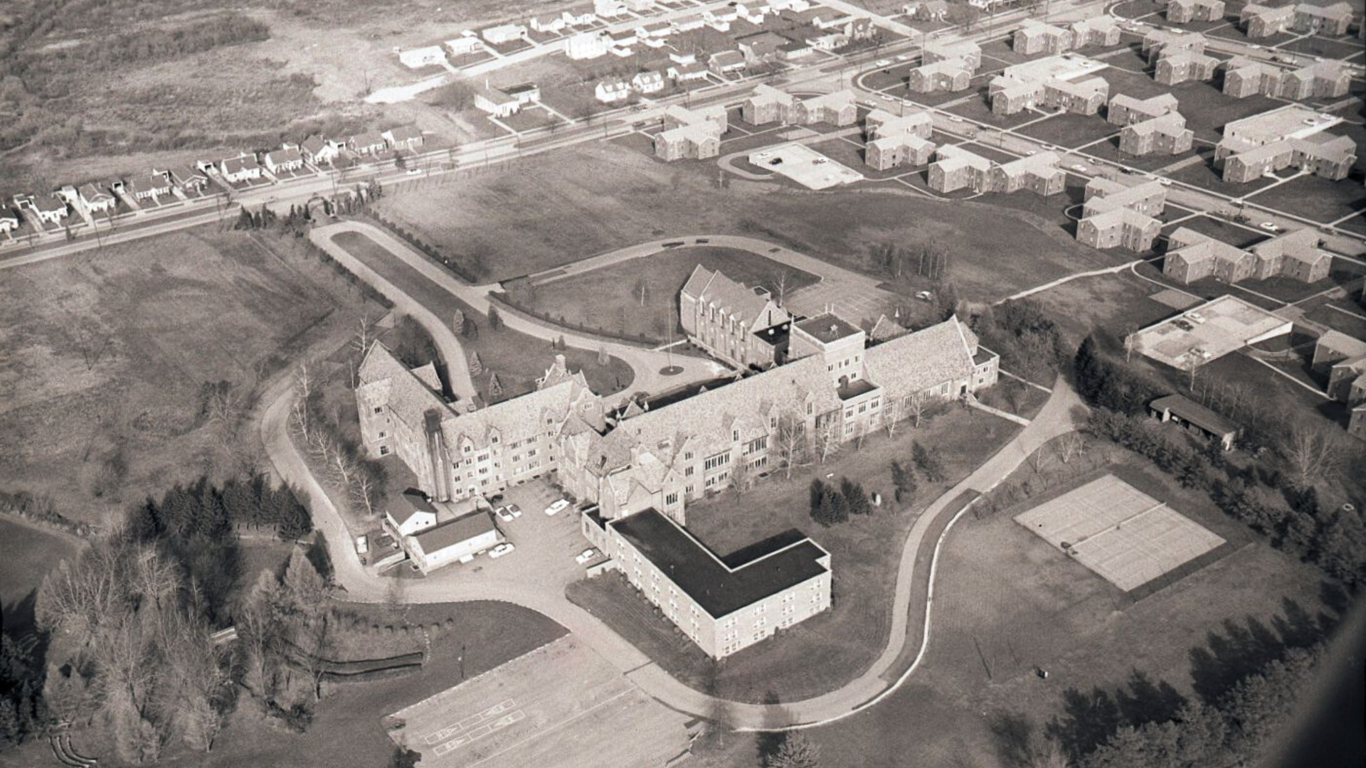 an arial photo of Ĳʿ College in the 1930s