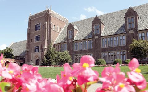 Wide shot of the Old Main building on Ĳʿ campus