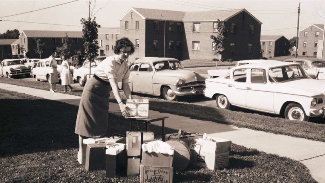 a female student outside Ĳʿ college on move-in day archives photo