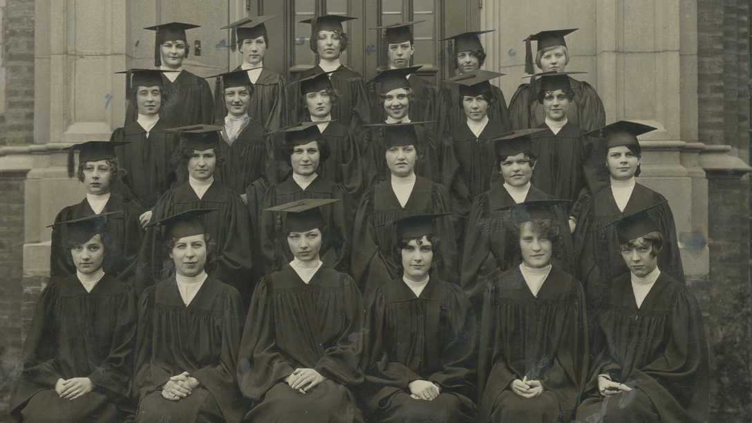 a group of Ĳʿ graduates in caps and gowns - archive photo